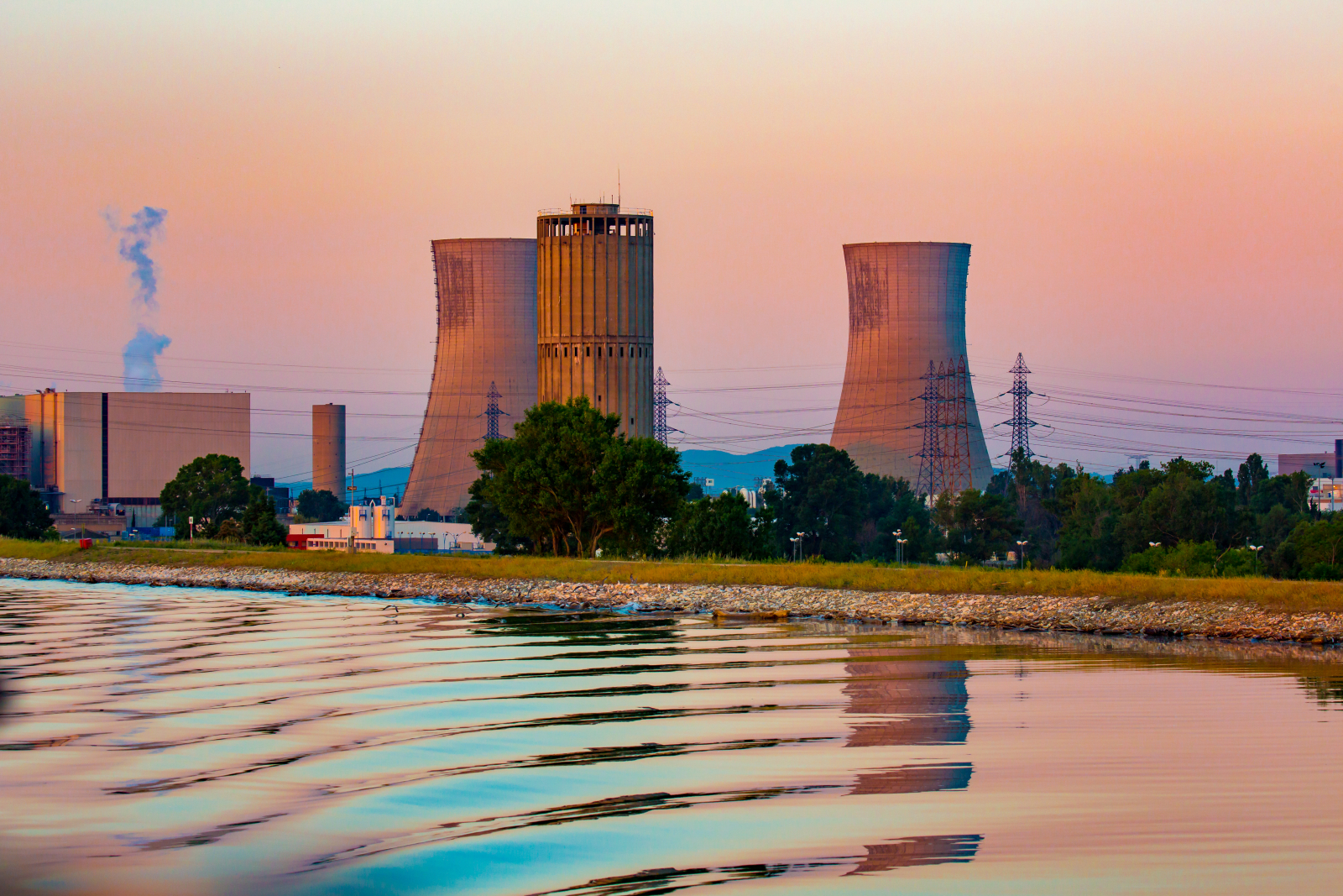Centrale nucléaire le long du Rhône près d'Avignon, France. Bob Pool/Shutterstock