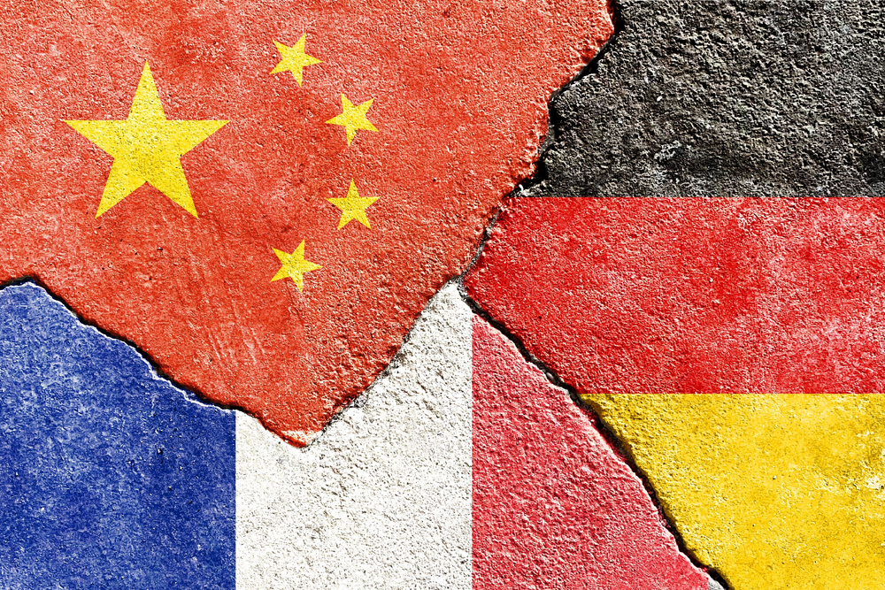 Icône drapeaux nationaux de la Chine et de l'Allemagne disparus contre la France isolée sur fond vectoriel fissuré, arrière-plan abstrait politique internationale relation amitié conflits concept fond d'écran