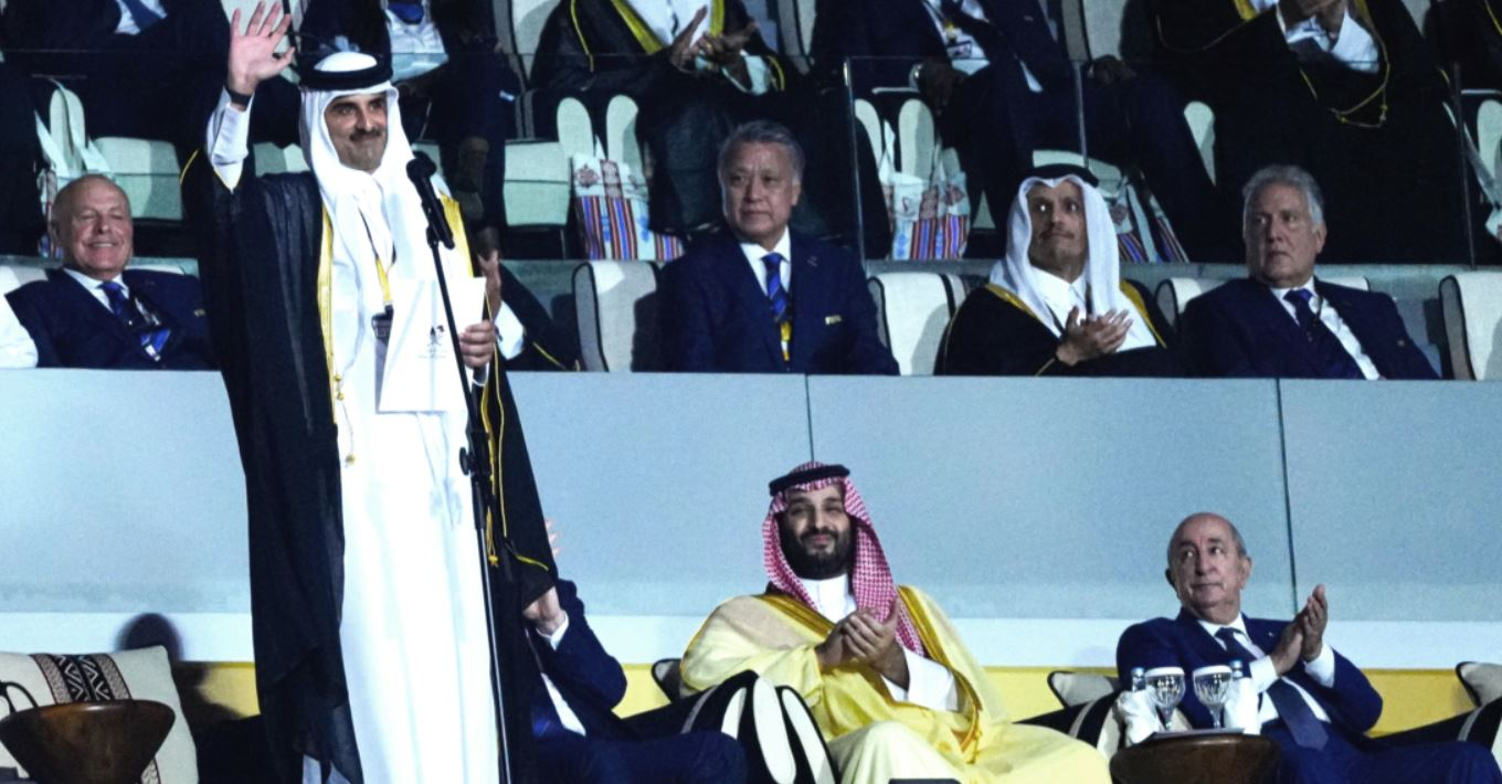 L'émir du Qatar,Tamim ben Hamad Al Thani, le prince héritier saoudien, Mohammed ben Salmane et le président algérien, Abdelmadjid Tebboune, lors de la Coupe du Monde 2022
